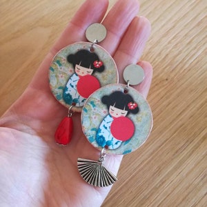 Orecchini di carta con ciondolo a forma di cerchio e immagine giapponese con pietre asimmetriche rosse e ciondolo ventaglio acciaio