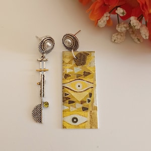Bellissimi orecchini di carta pendenti Gustav Klimt asimmetrici con perline colorate e ciondolo rettangolare