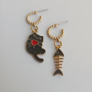 可愛い黒猫ペンダントが付いたアシンメトリーピアス
