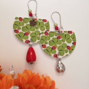 Orecchini portafortuna con ciondolo di carta, immagine di quadrifogli e coccinelle e pendente color acciaio a forma di coccinella