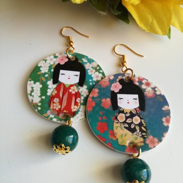 Boucles d'oreilles pendantes en papier avec une image japonaise d'une poupée washi et une perle en pierre vert émeraude.