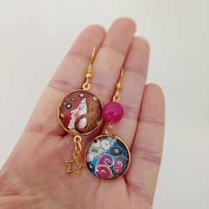 Klimt orecchini pendenti cammeo 2 cm con immagine dedicata all'arte di Gustav Klimt, pietra fucsia e ciondolo stella