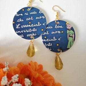Piccolo Principe orecchini di carta con frase, perlina gialla e ciondolo a forma di cuore.