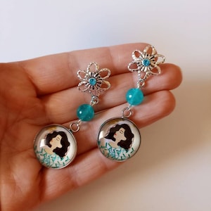 Orecchini di carta pendenti volto di donna con ciondolo a cerchio cammeo 2 cm, fantasia floreale e perla azzurra