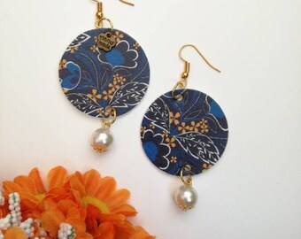 Circle-shaped earrings with floral fantasy