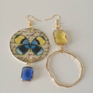 Orecchini pendenti asimmetrici con ciondolo di carta a fantasia tropicale con farfalla gialla e blu e perle