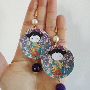 Orecchini di carta giapponesi con bamboline kokeshi e perle di pietra dura viola