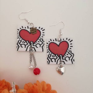 Keith haring orecchini di carta asimmetrici con cuore rosso