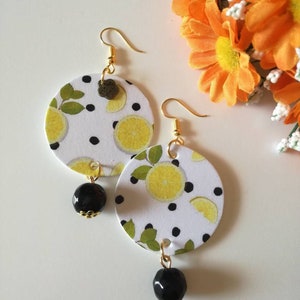 Orecchini di carta pendenti con ciondolo a fantasia astratta con limone e pois e perla di pietra dura nera