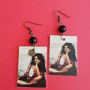 Orecchini di carta pendenti Amy Winehouse con perla nera.