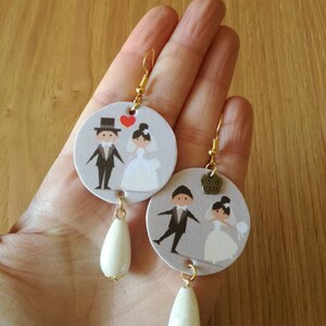 Orecchini matrimonio con ciondolo di carta, immagine di sposi con cuori rossi e perla bianca.