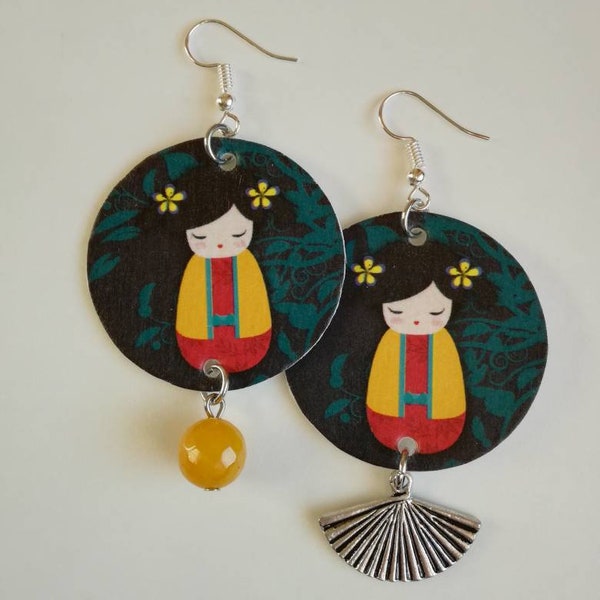 Boucles d'oreilles de pendentif de papier avec l'image japonaise de la poupée de washi et de la perle jaune de pierre