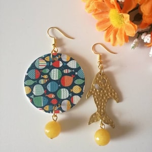 Orecchini pendenti asimmetrici con ciondolo a cerchio con pesci colorati e ciondolo a forma di pesce dorato
