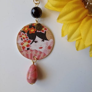 Collana lunga con ciondolo di carta con immagine di Geisha giapponese con pietre rosa e nere