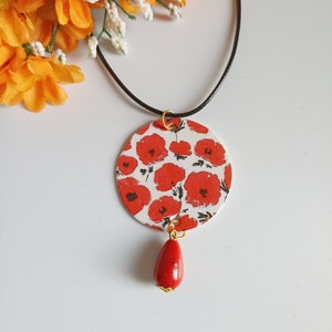 Collana girocollo con ciondolo a cerchio di carta, bellissima immagine floreale con papaveri e perla rossa