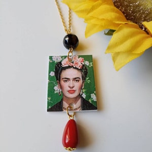Frida Kahlo collana lunga con ciondolo di carta con pietre rosse e nere