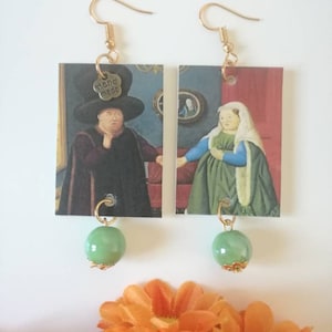 Botero orecchini di carta con famosa opera e perla verde