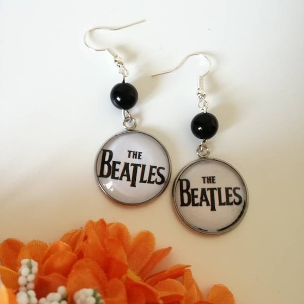 Beatles earrings with 20 mm round pendant in black and white and black bead