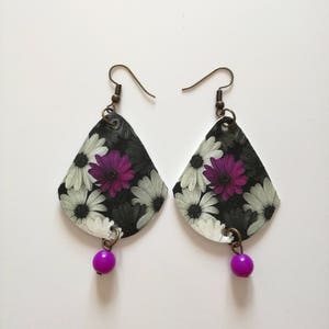 Orecchini di carta pendenti fantasia floreale con perla viola