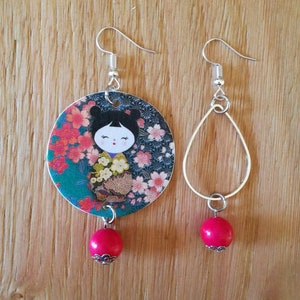 Orecchini di carta pendenti con ciondolo a forma di cerchio e bambolina kokeshi con perla fucsia