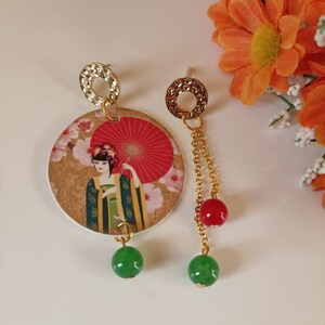 Orecchini di carta pendenti asimmetrici con ciondolo a forma di cerchio e immagine di geisha giapponese con perline rosse e verdi