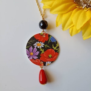 Collana lunga con ciondolo di carta con immagine floreale con pietre rosse e nere