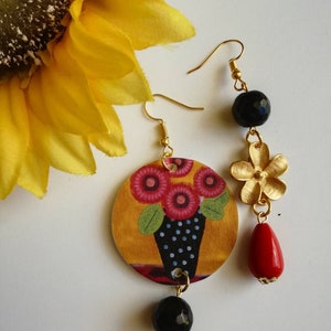 Orecchini di carta pendenti asimmetrici con ciondolo a fantasia floreale pois e perle rosse e nere