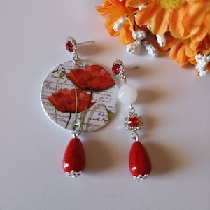 Orecchini di carta con ciondolo a forma di cerchio e fantasia con papaveri rossi e perla a goccia rossa