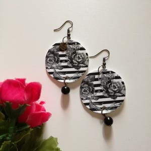 Orecchini di carta pendenti a cerchio bianco e nero.