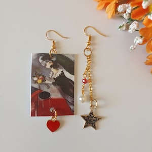 Marc Chagall orecchini di carta asimmetrici con opera "Compleanno" con ciondolo stella e cuore rosso