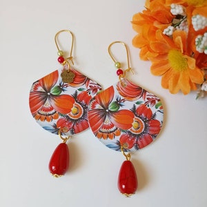 Orecchini di carta pendenti arte popolare ucraina con ciondolo a semi cerchio, fantasia floreale e perle a goccia rosse