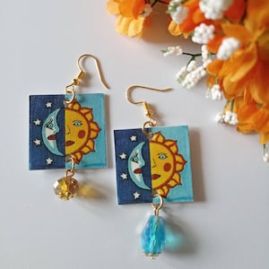 Orecchini di carta pendenti sole luna con perle azzurre e dorate