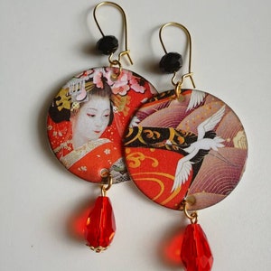 Orecchini di carta pendenti con ciondolo a forma di cerchio e immagine di geisha giapponese con perlina rossa