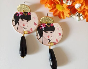 Pendant paper earrings with circle-shaped pendant and Japanese geisha image with black long drop stone