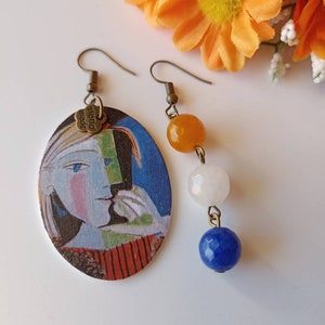 Picasso orecchini di carta pendenti asimmetrico con pietre bianche, azzurre e gialle e volto di donna.