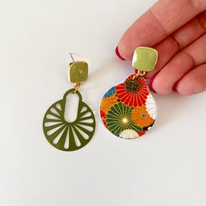Bellissimi orecchini di carta asimmetrici con fantasia giapponese e gancio verde