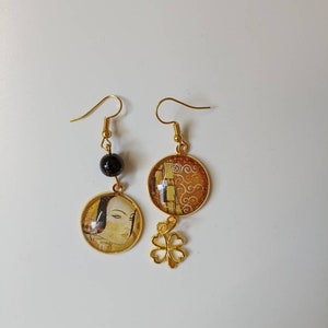 Klimt orecchini pendenti cammeo 2 cm con immagine dedicata all'arte di Gustav Klimt, pietra nera e ciondolo quadrifoglio