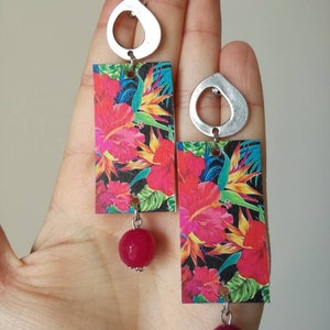 Orecchini pendenti con ciondolo di carta rettangolare, fantasia floreale e pietra dura fucsia