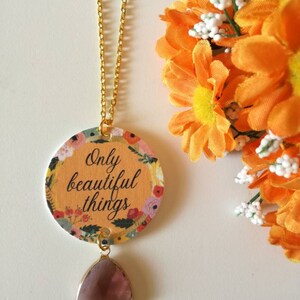 Collana lunga con ciondolo a cerchio di carta, con bellissima immagine floreale e frase motivazionale "only beautiful things"