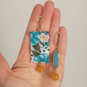 Orecchini di carta pendenti asimmetrici con ciondolo a fantasia floreale azzurra e gialla e perle gialle e celesti