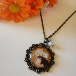 Klimt collana girocollo con ciondolo a cerchio, immagine dedicata alla maternità di klimt e perlina bianca