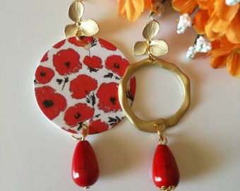 Boucles d’oreilles florales pendantes avec pendentif en papier avec image de coquelicots rouges et pendentif en laiton doré.