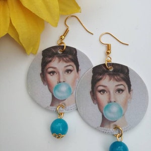 Haudrey Hepburn "Tiffany" orecchini di carta pendenti con perla di pietra dura azzurra