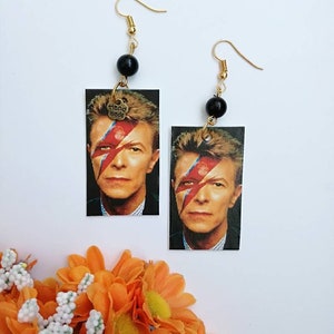 David Bowie orecchini di carta pendenti con ciondolo a forma di rettangolo e perline nere