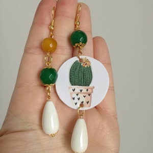 Cactus orecchini di carta con ciondolo a forma di cerchio e perle in pietra dura gialle, bianche e verdi.
