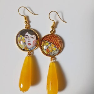 Klimt orecchini pendenti cammeo 2 cm con immagine dedicata all' arte di Gustav Klimt e pietra lunga gialla