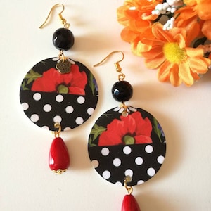 Orecchini di carta pendenti con ciondolo a fantasia floreale con papavero rosso e pois bianco e nero e perla rossa