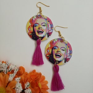 Orecchini di carta pendenti Marilyn Monroe con nappine di cotone fucsia