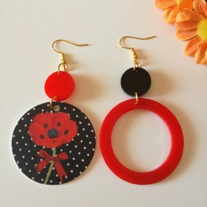 Orecchini pendenti con ciondolo  a cerchio di carta a pois in bianco e nero con papavero rosso elementi in resina nera e rossa