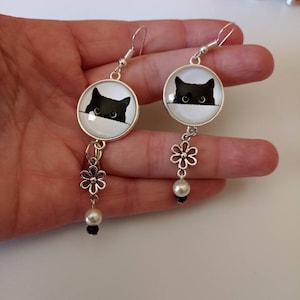 Simpatici orecchini con gatto nero con ciondolo a cerchio cammeo 2 cm, ciondolo a forma di gattino e perline bianche e nere